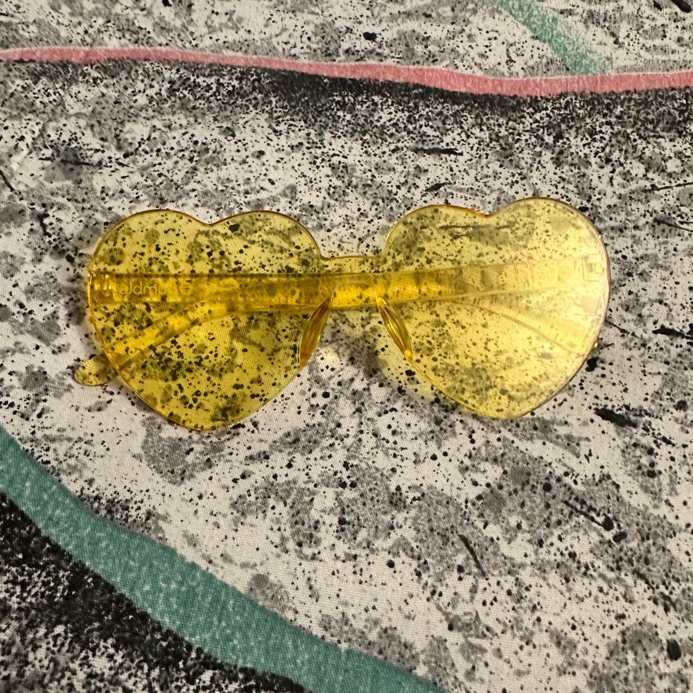 Bumble heart sunglasses - Picture 2 of 3
